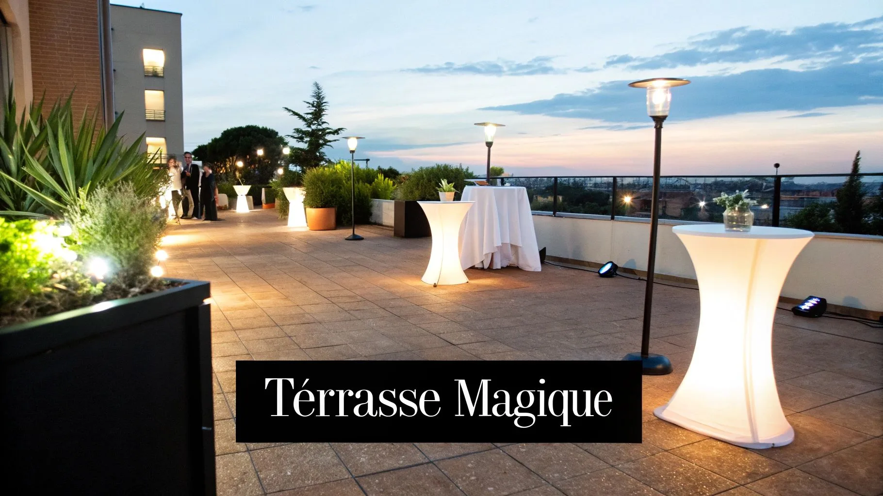 Terrasse de restaurant préparée pour un événement extérieur, avec une installation discrète.