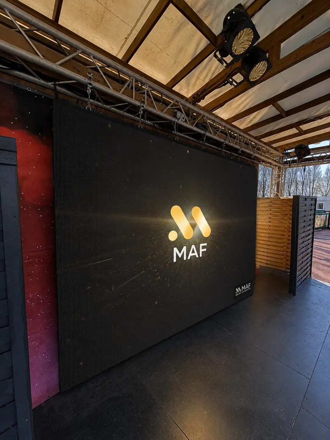 Écran LED de fond de scène présenté par MAF