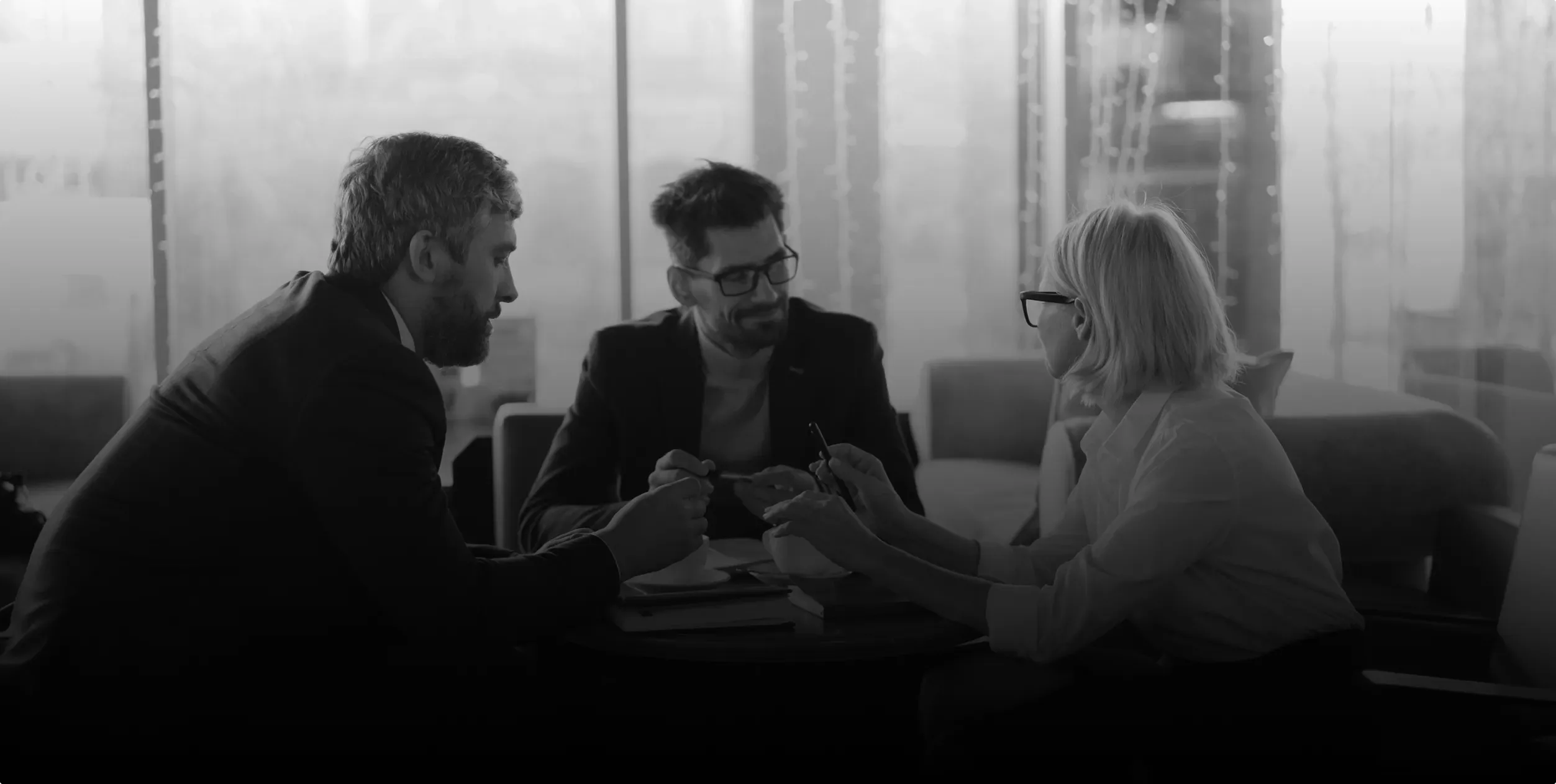 Conseiller MAF échangeant avec un client pour concevoir une solution audiovisuelle professionnelle sur mesure.