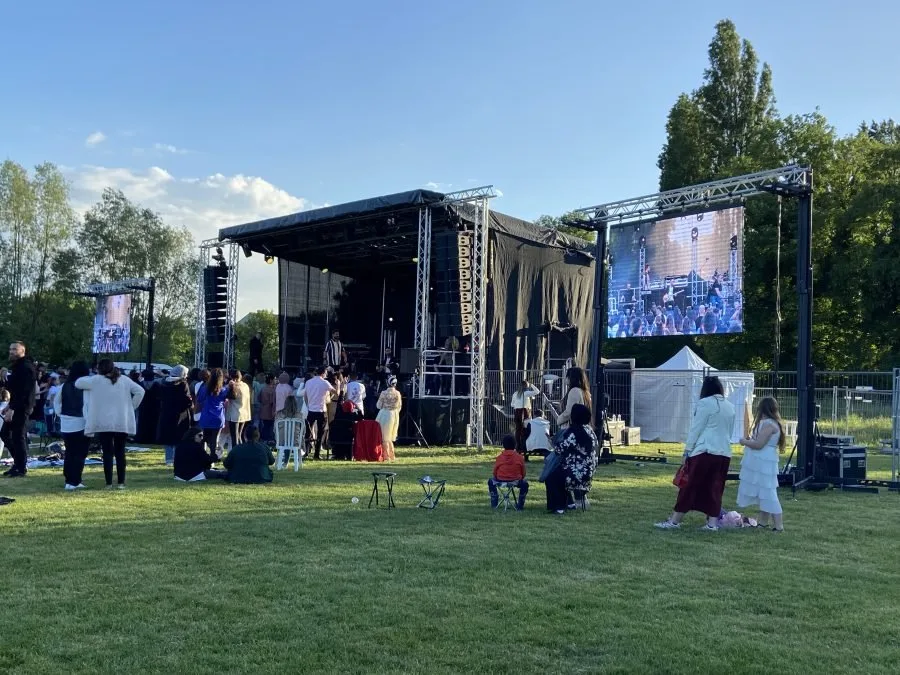 Écran LED professionnel installé lors d’un événement en extérieur.