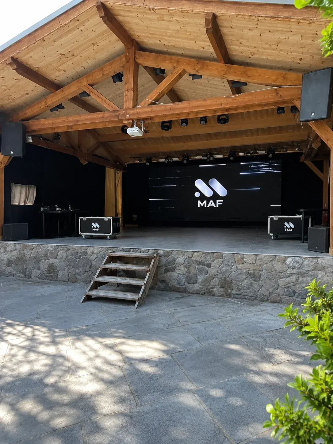 Écran LED géant installé par MAF sur une scène extérieure