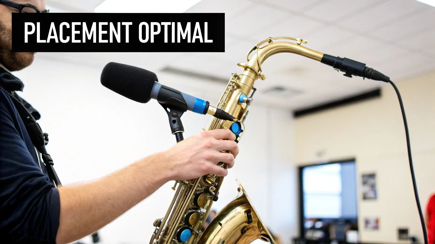 Gros plan sur un saxophone avec un microphone Shure Beta 98H/C fixé, joué par une personne.